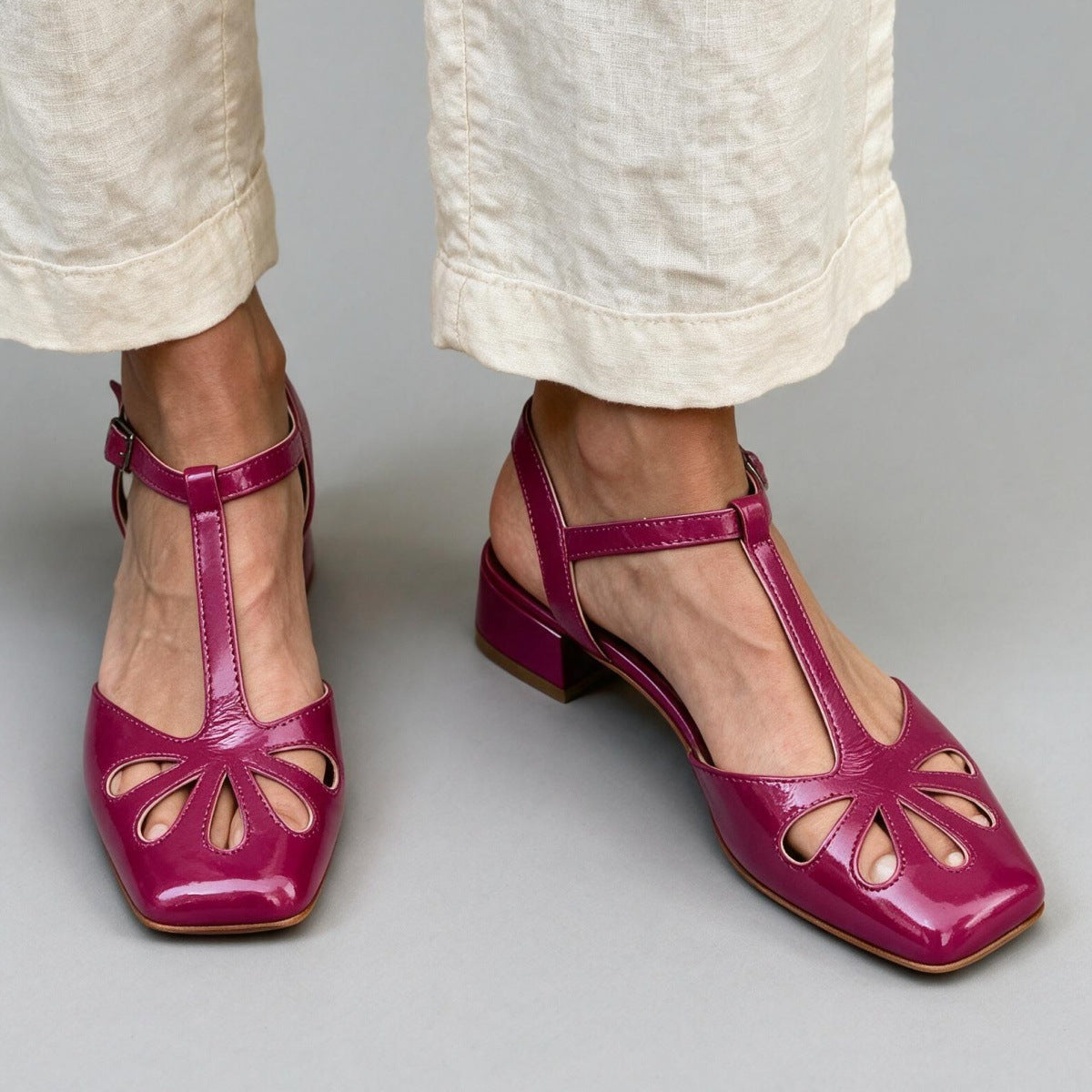 Women's Retro T-Bar Cut-Out Roman Sandals – Mid Heel