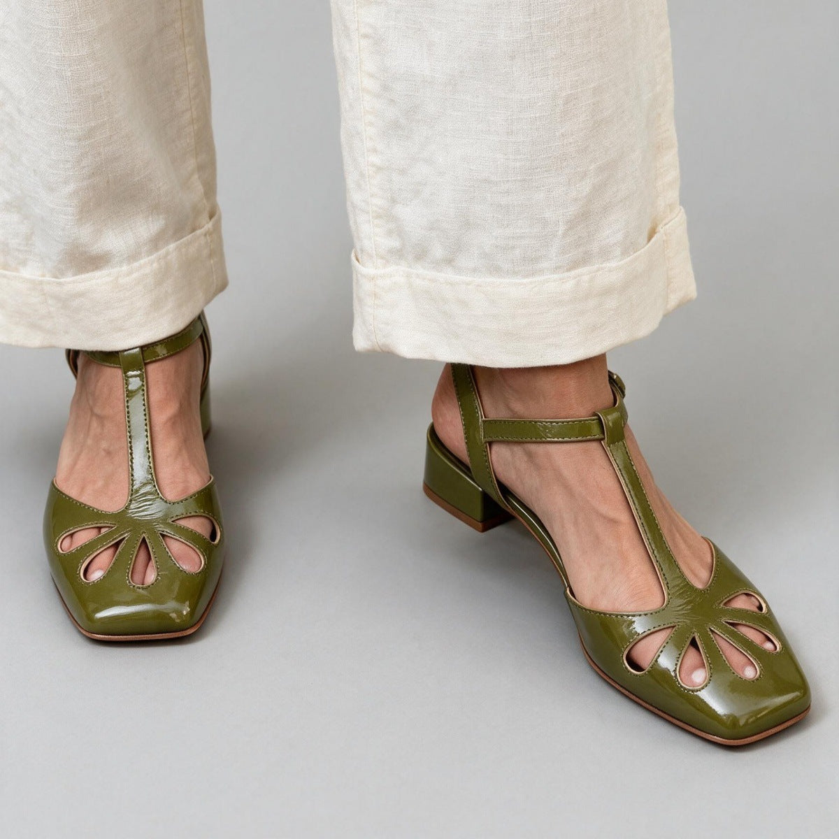 Women's Retro T-Bar Cut-Out Roman Sandals – Mid Heel